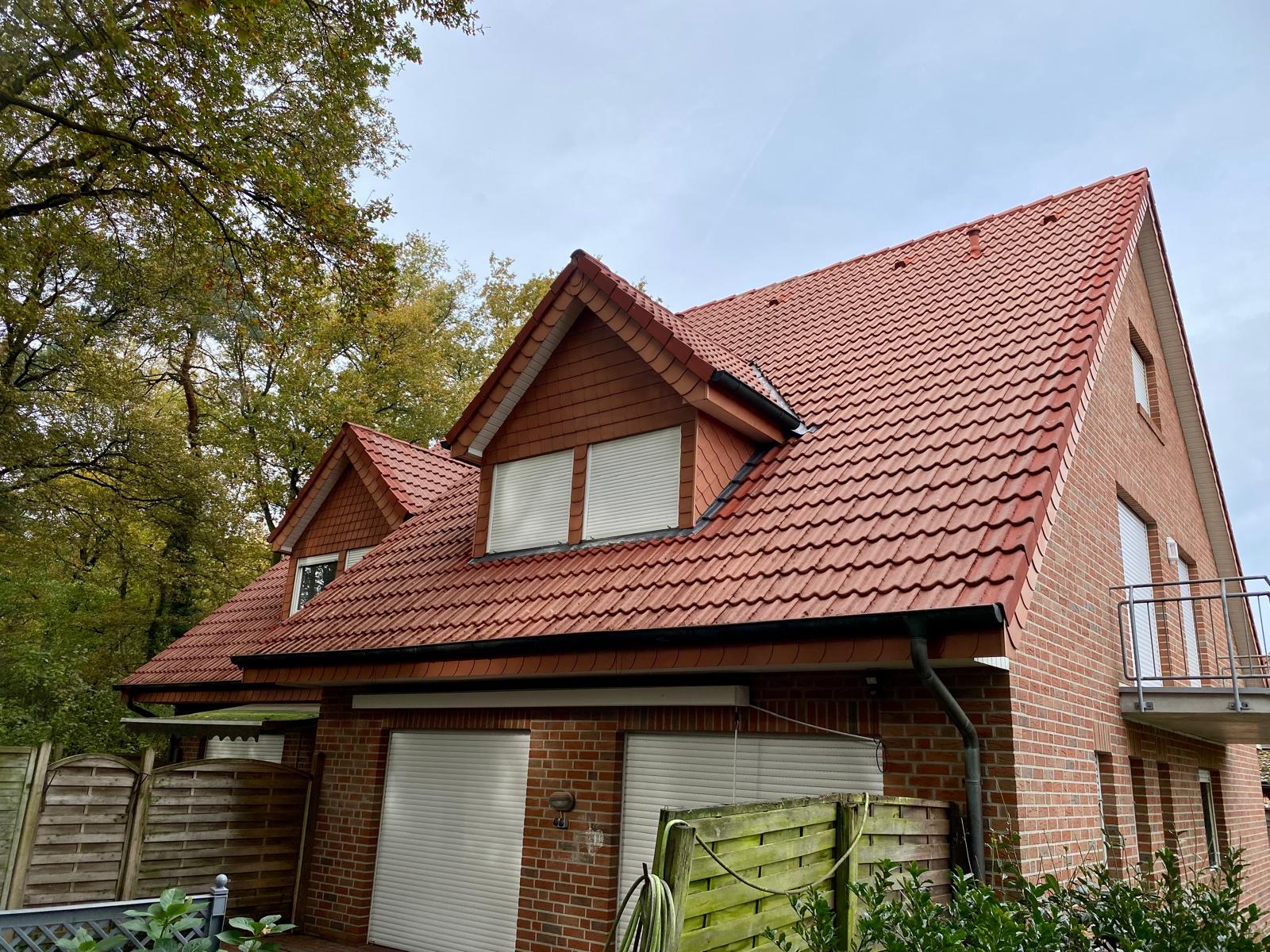 Zustand nach der Reinigung in Dalum: Ein sauberes, gesch&uuml;tztes Dach.